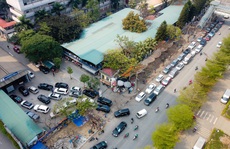 Ôtô xếp hàng dài chờ đăng kiểm