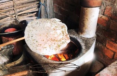 CUỘC THI VIẾT “HƯƠNG VỊ TẾT”: Bánh tráng quê nội “ngon nhức nách”