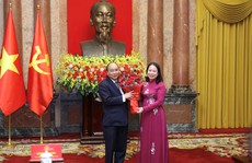 Nguyên Chủ tịch nước Nguyễn Xuân Phúc bàn giao công tác