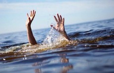 Hai học sinh tiểu học ngã xuống hồ, đuối nước tử vong