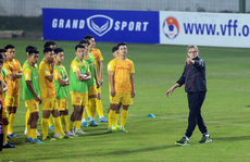 U23 Việt Nam tập đêm buổi đầu tiên với HLV Troussier