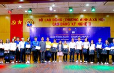 Sinh viên trổ tài tranh biện