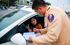 CLIP: CSGT phát giấy hẹn cho người dân đi đăng kiểm