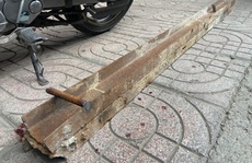 Ớn lạnh thanh thép dài 2 mét từ trên cao rơi xuống đầu người chạy xe máy