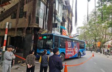 Xe buýt bất ngờ lao lên vỉa hè tông vào nhà dân, nhiều người bị thương
