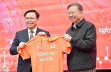 Chủ tịch Quốc hội thăm, động viên CLB Công an Hà Nội
