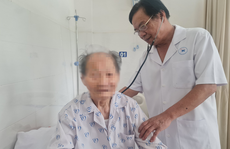 Cụ ông 98 tuổi được phẫu thuật u tuyến tiền liệt bằng kỹ thuật mới