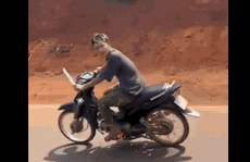 CLIP: Thiếu niên say rượu, vác mã tấu đe dọa tài xế xe tải