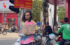Đà Nẵng: Một du khách nước ngoài cầm bảng xin tiền giữa phố