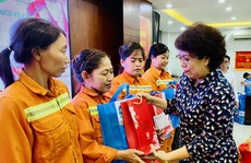TP HCM: Tặng quà cho công nhân vệ sinh nhân dịp 8-3