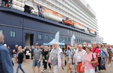 Gần 2.000 du khách châu Âu theo tàu biển cao cấp đến Hạ Long