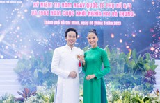 Đại sứ Đoàn Minh Tài cùng ca sĩ Sunny Đan Ngọc diện áo dài diễu hành tại phố đi bộ Nguyễn Huệ