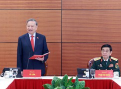 Đại biểu làm việc tại Đoàn, thảo luận các Văn kiện Đại hội XIV của Đảng