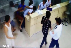 Clip: Bệnh nhân nằm trên cáng cấp cứu, vùng dậy hành hung bác sĩ
