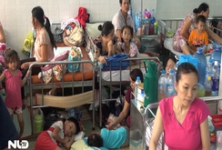 Ghi nhanh: Bệnh nhi ở TPHCM quá tải, nằm tràn ra các hành lang