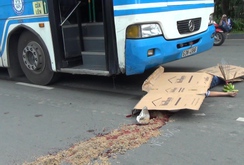 Xe buýt cán chết người ở cửa ngõ sân bay, giao thông tê liệt