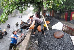 Lũ lịch sử ở Cẩm Phả: Bất chấp nguy hiểm, người dân lặn vớt than đá