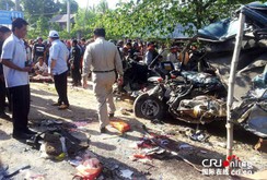 Xe buýt  tuyến TP HCM -  Phnom Penh va chạm xe chở công nhân, 25 người chết