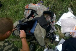 Công bố video gây sốc: Lính ly khai Ukraine lục đồ hành khách MH17 tử nạn