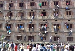 Ấn Độ: Phụ huynh leo tường cao ném “phao” vào phòng thi cho con