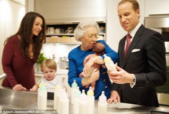 Bộ ảnh “nhái” Nữ hoàng Anh chăm sóc tiểu công chúa mới sinh