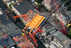 Hà Lan: Cần cẩu sập xuống nhà dân, 20 người bị thương