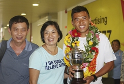 Trở về từ Wimbledon, Lý Hoàng Nam được người hâm mộ chào đón