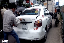 3 ô tô tông nhau liên hoàn, ùn xe kéo dài