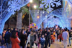 Ghi nhanh: Người dân TP HCM nô nức đón mừng Giáng sinh