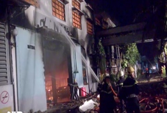 Lửa bao trùm nhà xưởng hàng ngàn m2