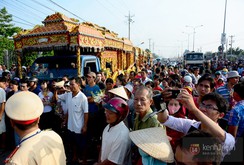 Hàng ngàn người dân đưa tiễn 6 nạn nhân vụ thảm sát ở Bình Phước