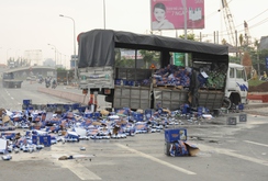 Xe tải nổ lốp, hàng trăm thùng bia tràn quốc lộ