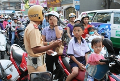Ghi nhanh: Ngày đầu tiên xử phạt trẻ em không đội mũ bảo hiểm ở TP HCM