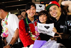 Ánh Viên về nước trong vỡ òa hạnh phúc