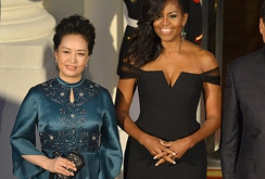 So sánh “gu” thời trang phu nhân Bành Lệ Viện và Michelle Obama