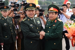 Bộ trưởng Quốc phòng Việt - Trung lần đầu gặp tại biên giới