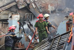 Cứu mẹ con sản phụ thoát khỏi vụ cháy thiêu rụi 3 căn nhà