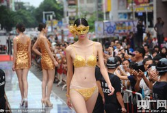 Xem người mẫu Trung Quốc trình diễn nội y bằng vàng