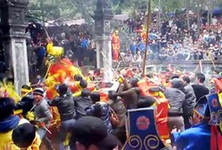Hỗn loạn, hò hét, xô đẩy cướp lộc đền Trần