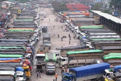 Hàng trăm xe dưa hấu, thanh long ùn tắc ở cửa khẩu Tân Thanh