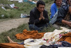 Nước mắt trong lễ hỏa táng nạn nhân động đất ở Nepal