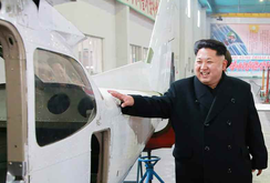 Lãnh tụ Kim Yong-un lái máy bay do Triều Tiên sản xuất