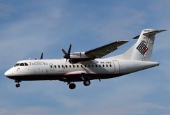 Máy bay của Indonesia chở 54 người lao vào núi