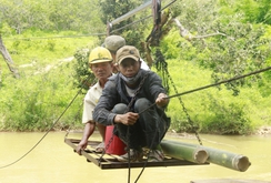 Gia Lai: Liều mình đu cáp treo qua suối