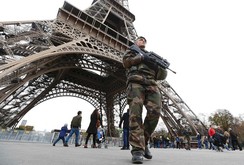 Paris ngột ngạt: 5.000 binh sĩ tuần tra ngày đêm