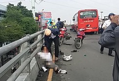 Xe Phương Trang tông hàng loạt xe máy, 8 người bị thương