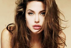 Angelina Jolie cắt bỏ buồng trứng vì sợ ung thư