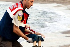 Tranh cãi về cái chết thảm của cậu bé Syria trên bờ biển Thổ Nhĩ Kỳ