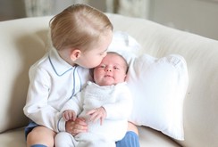 Hoàng gia Anh công bố ảnh đầu tiên về công chúa  Charlotte cùng hoàng tử George
