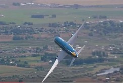 Clip: Boeing 787-9 Dreamliner của Vietnam Airlines bay trình diễn thẳng đứng